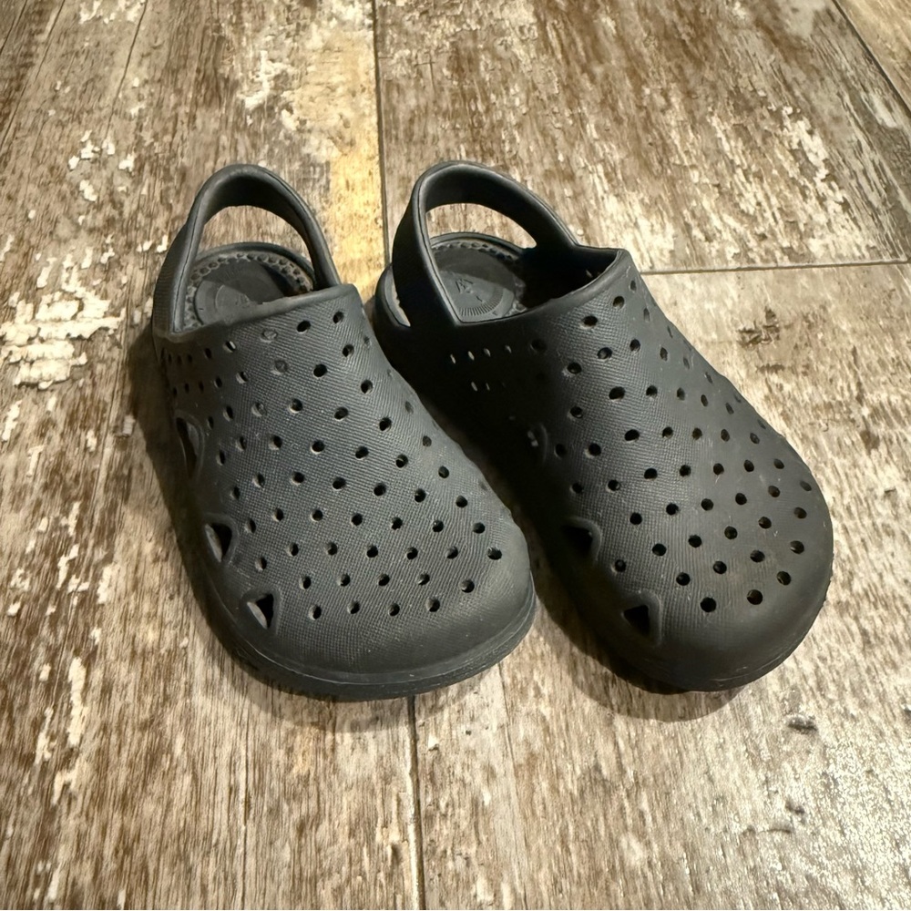 Totes Black Water Shoes with Perforated Design Size 5-6